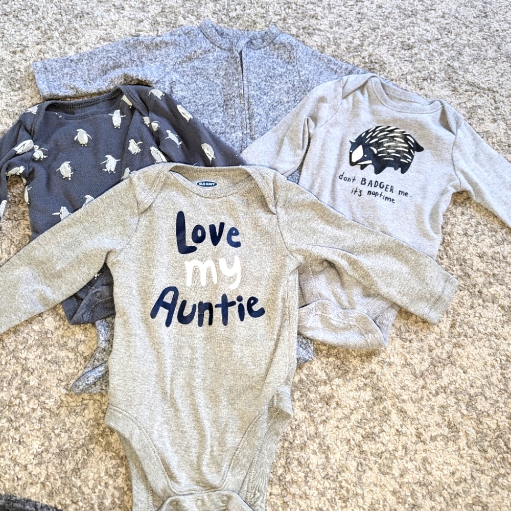 4 pc Old Navy baby boys. Onesies & sleeper. Excellent condition. Bundle!!